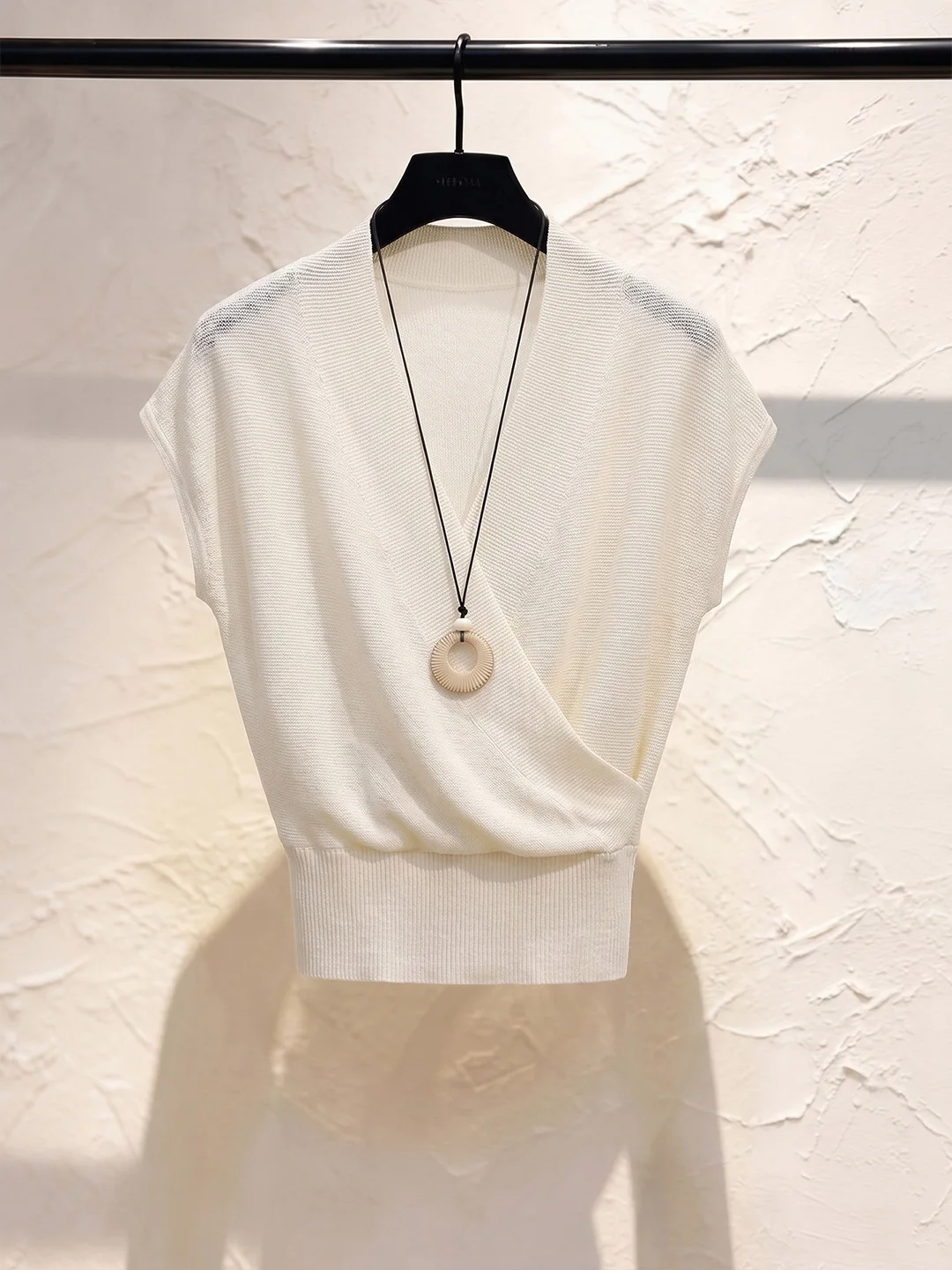 Silk Knitted V-Neck Top Soft Comfortable Ice Silk Waist-Cinching Versatile Korean Style Commute Regular Sleeve Short Length
Silk Knitted V-Neck Top Soft Comfortable Ice Silk Waist-Cinching Versatile Korean Style Commute Regular Sleeve Short Length