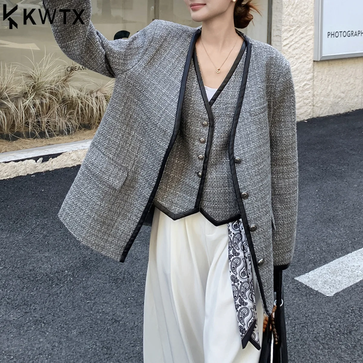 KWTX 2025 Women’s Autumn Winter Tweed Blazer Vest Set 2PC Solid Single Breasted V-Neck Office Outfits Autumn Workwear Coat
KWTX 2025 Women’s Autumn Winter Tweed Blazer Vest Set 2PC Solid Single Breasted V-Neck Office Outfits Autumn Workwear Coat