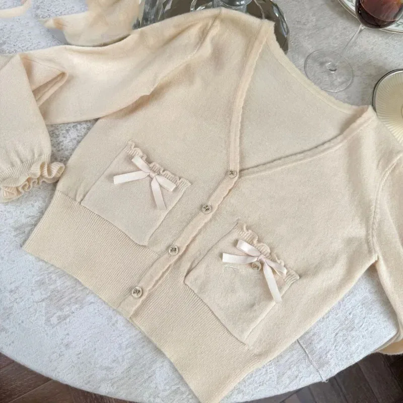 Милый вязаный кардиган с бантом и карманами, женский облегающий тонкий свитер с v-образным вырезом и длинными рукавами, пальто, осенние новые универсальные топы Y2k
Милый вязаный кардиган с бантом и карманами, женский облегающий тонкий свитер с v-образным вырезом и длинными рукавами, пальто, осенние новые универсальные топы Y2k