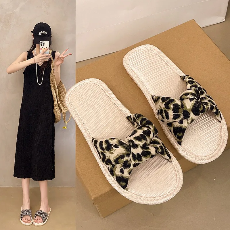 Summer New Flat Slippers Sandals Women's Fashion Round Head Comfortable Bow Type Women's Cool Slippers
Summer New Flat Slippers Sandals Women's Fashion Round Head Comfortable Bow Type Women's Cool Slippers