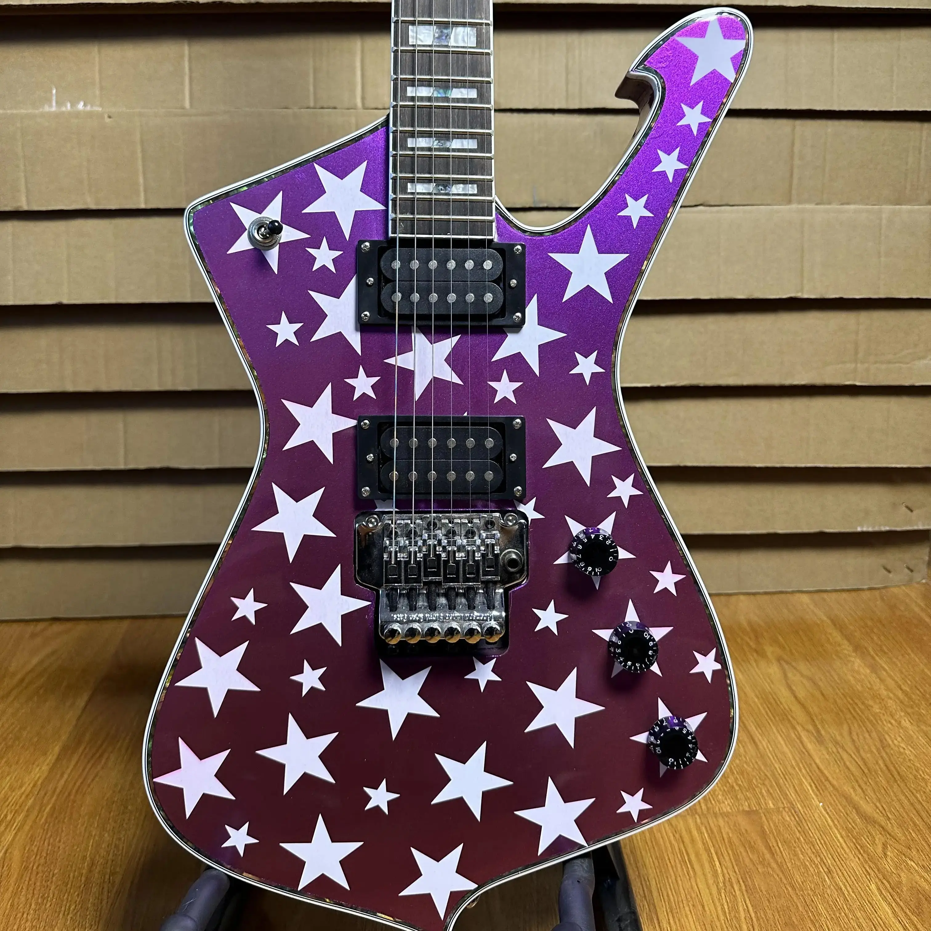 Электрогитара Iceman Purple с 2 открытыми звукоснимателями, золотистыми элементами и бриджем FR – тематический подарок для любителей электрогитар. Бесплатная доставка.
Электрогитара Iceman Purple с 2 открытыми звукоснимателями, золотистыми элементами и бриджем FR – тематический подарок для любителей электрогитар. Бесплатная доставка.