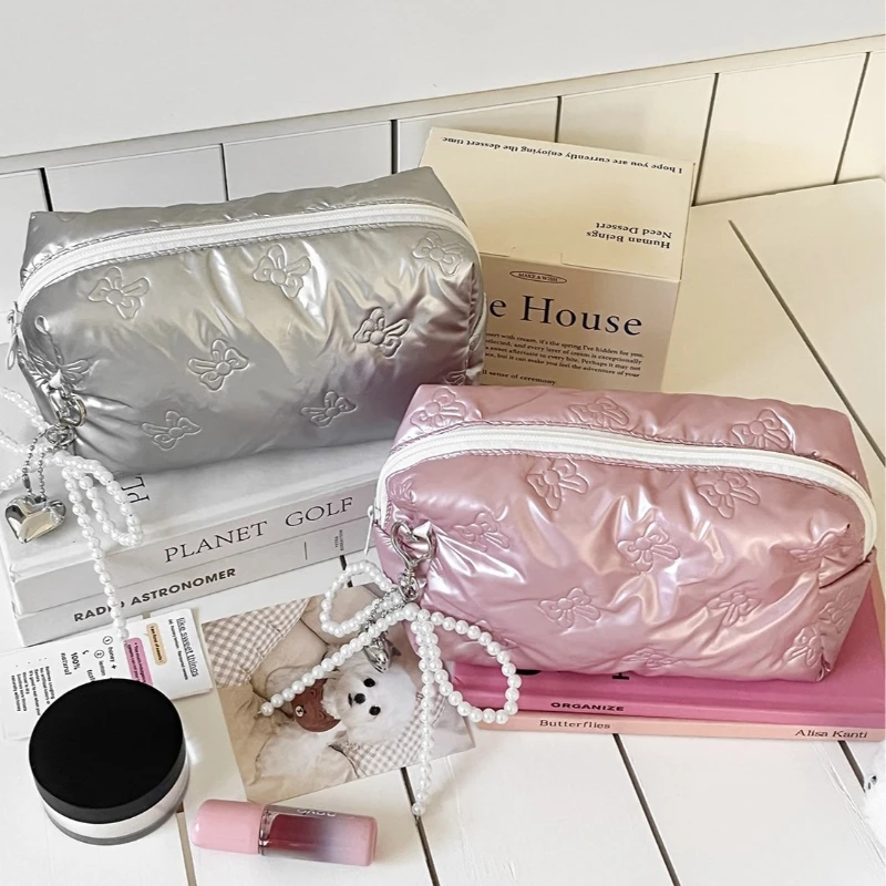 Bow Women's Pu Cosmetic Bags with Pearl Pendant Portable Large Capacity Ladies Wash Storage Bag Student Girls Pillow Pen Clutch
Bow Women's Pu Cosmetic Bags with Pearl Pendant Portable Large Capacity Ladies Wash Storage Bag Student Girls Pillow Pen Clutch