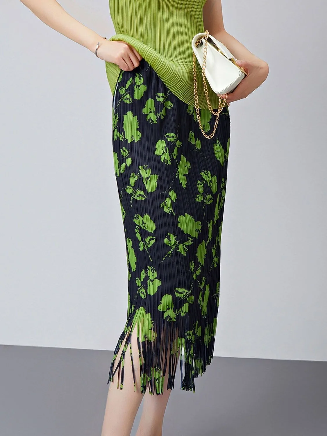 Folded Floral Tassel Half Skirt Mid-Length Pleated Crumpled Women's A-Line Skirt Korean Style High Waist Polyester Fabric
Folded Floral Tassel Half Skirt Mid-Length Pleated Crumpled Women's A-Line Skirt Korean Style High Waist Polyester Fabric