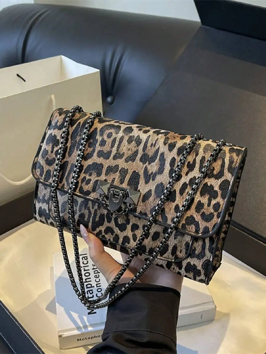 Сумка-кроссбоди с леопардовым принтом, металлическим цепочным ремешком и застежкой-замком
Сумка-кроссбоди с леопардовым принтом, металлическим цепочным ремешком и застежкой-замком