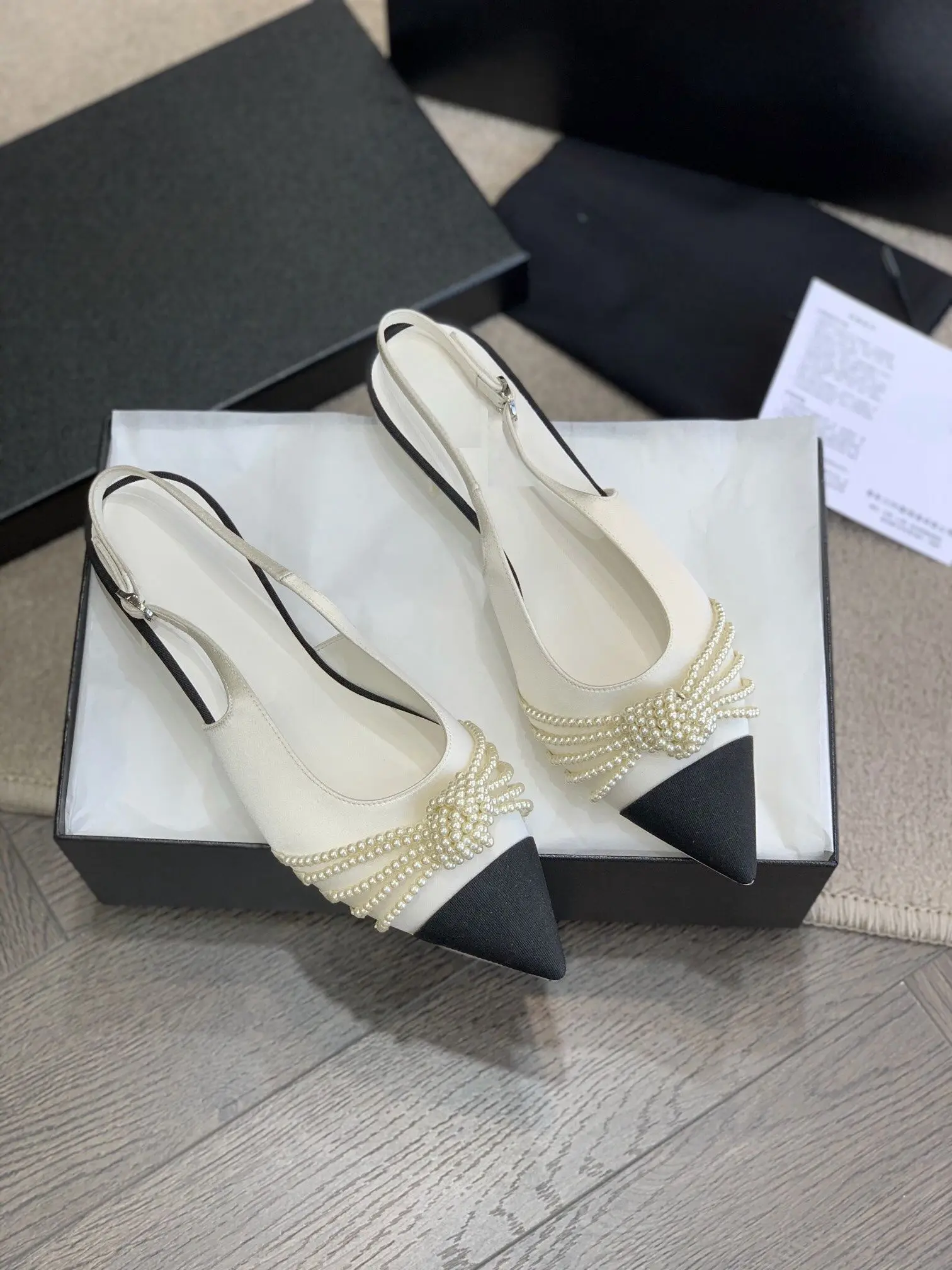 Роскошные каблуки с острым носком: шелковистый атлас румян, ослепительные акценты из драгоценных камней – Redefine Red Carpet Elegance
Роскошные каблуки с острым носком: шелковистый атлас румян, ослепительные акценты из драгоценных камней – Redefine Red Carpet Elegance