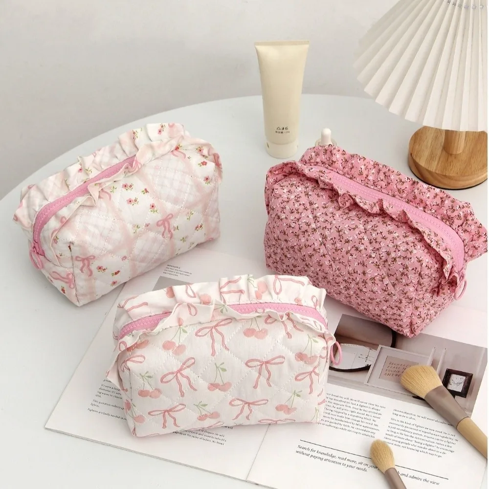 Portable Ruffled Edge Quilted Makeup Bag Bowknot Large Capacity Travel Wash Bag Floral Print Cosmetic Organizer
Portable Ruffled Edge Quilted Makeup Bag Bowknot Large Capacity Travel Wash Bag Floral Print Cosmetic Organizer
