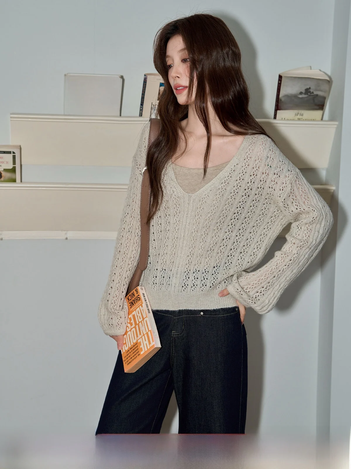 Loose Women's Knitted Long Sve V-Ne Hollow out Top Faionable Design Sense Layering Autumn Winter New Sle Midi irt
Loose Women's Knitted Long Sve V-Ne Hollow out Top Faionable Design Sense Layering Autumn Winter New Sle Midi irt