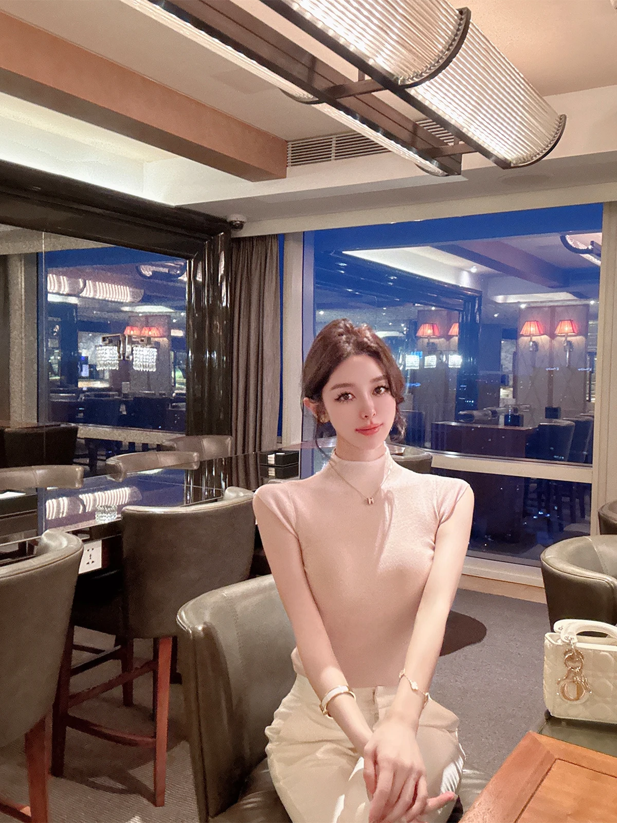 Классическая корейская женская футболка CCZEE из шерстяного трикотажа с высоким воротником, облегающий крой, стандартная ширина плеч
Классическая корейская женская футболка CCZEE из шерстяного трикотажа с высоким воротником, облегающий крой, стандартная ширина плеч