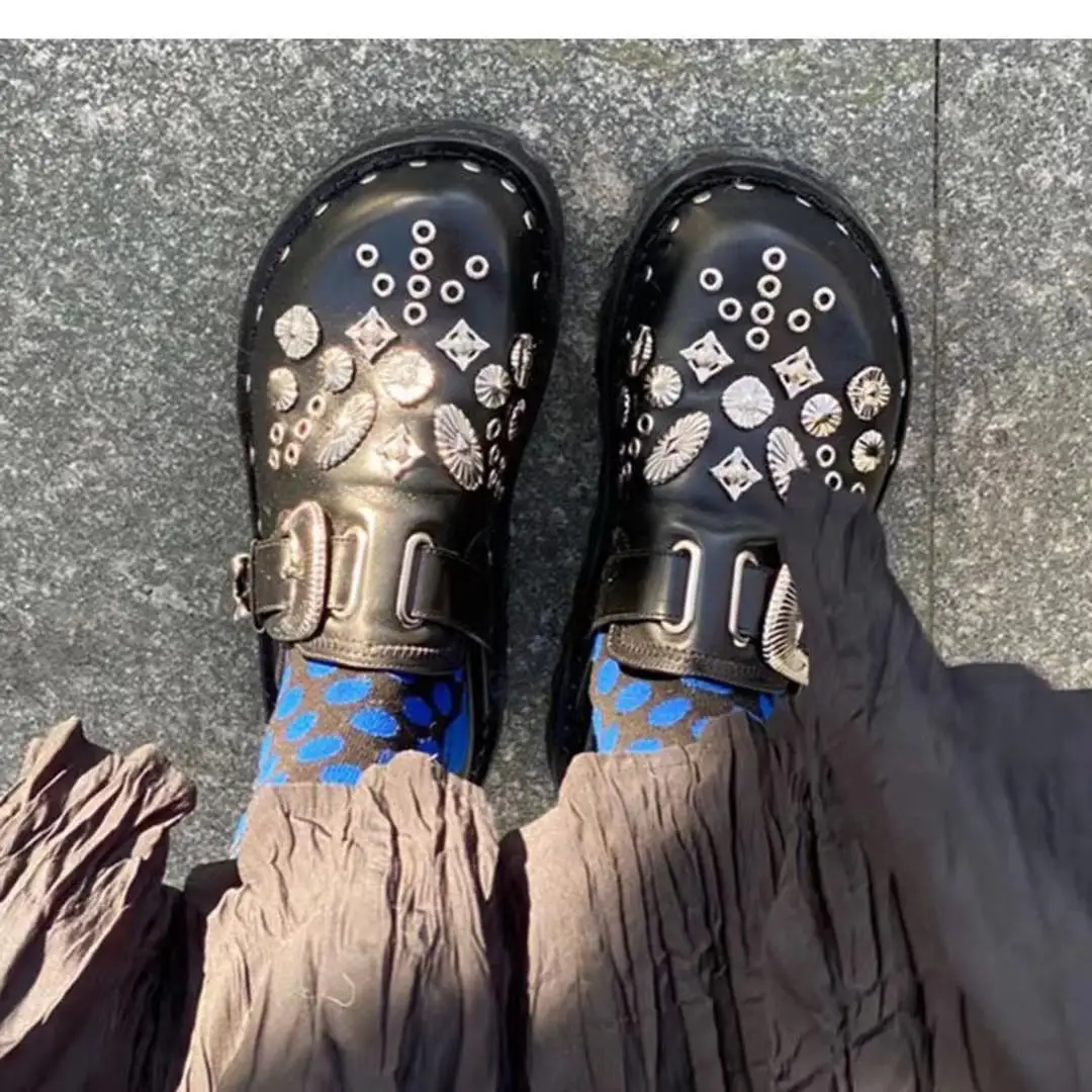 Lady Retro Thick Bottom Rivets Belt Flat Muller Shoes Metaliic Decor Round Toe Slippers Outdoor Casual Gladiator Sandals Fashion
Lady Retro Thick Bottom Rivets Belt Flat Muller Shoes Metaliic Decor Round Toe Slippers Outdoor Casual Gladiator Sandals Fashion