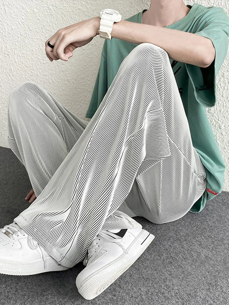 Мужские брюки из ледяного шелка с широкими штанинами, длиной в пол, в художественном стиле, повседневные, прямого кроя, летние, из тонкой ткани, со средней посадкой на талии
Мужские брюки из ледяного шелка с широкими штанинами, длиной в пол, в художественном стиле, повседневные, прямого кроя, летние, из тонкой ткани, со средней посадкой на талии