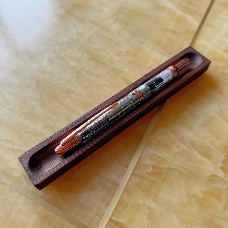 Для MAJOHN JINHAO HONGDIAN бамбуковый держатель для перьевых ручек деревянная подставка для ручек настольная витрина канцелярские принадлежности офисные школьные принадлежности
Для MAJOHN JINHAO HONGDIAN бамбуковый держатель для перьевых ручек деревянная подставка для ручек настольная витрина канцелярские принадлежности офисные школьные принадлежности