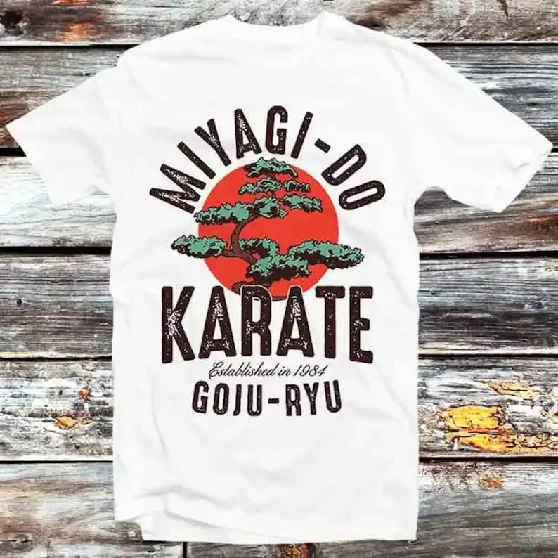 Популярная ретро-футболка мигаги до 1984 с изображением каратэ в стиле 80-х Популярная ТВ-сериал для показа, крутой подарок для мужчин и женщин, мультяшный аниме унисекс
Популярная ретро-футболка мигаги до 1984 с изображением каратэ в стиле 80-х Популярная ТВ-сериал для показа, крутой подарок для мужчин и женщин, мультяшный аниме унисекс