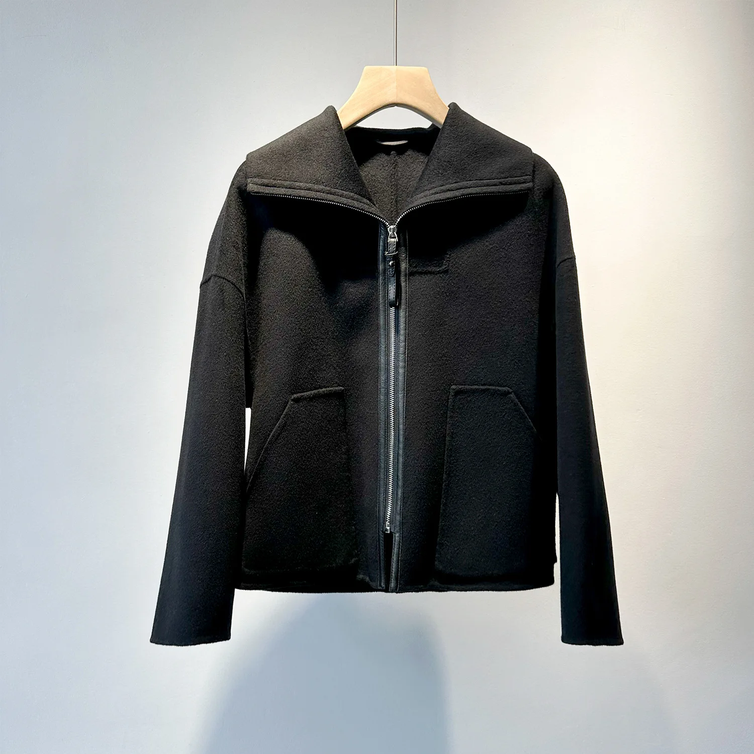 Small Sheepskin Stitching Zipper Lapel Short Double-sided Woolen Coat Cashmere Wool Women's Short Coat
Small Sheepskin Stitching Zipper Lapel Short Double-sided Woolen Coat Cashmere Wool Women's Short Coat
