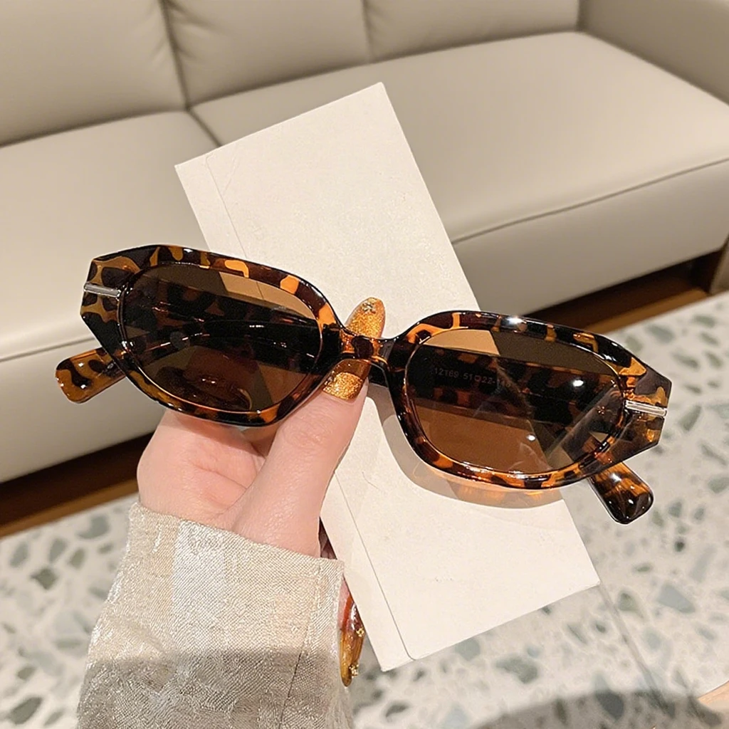 2025 New Simple and Personalized Small Frame Polygonal Women's Sunglasses Retro Ultra Light Neutral UV400 Sunscreen Glasses
2025 New Simple and Personalized Small Frame Polygonal Women's Sunglasses Retro Ultra Light Neutral UV400 Sunscreen Glasses