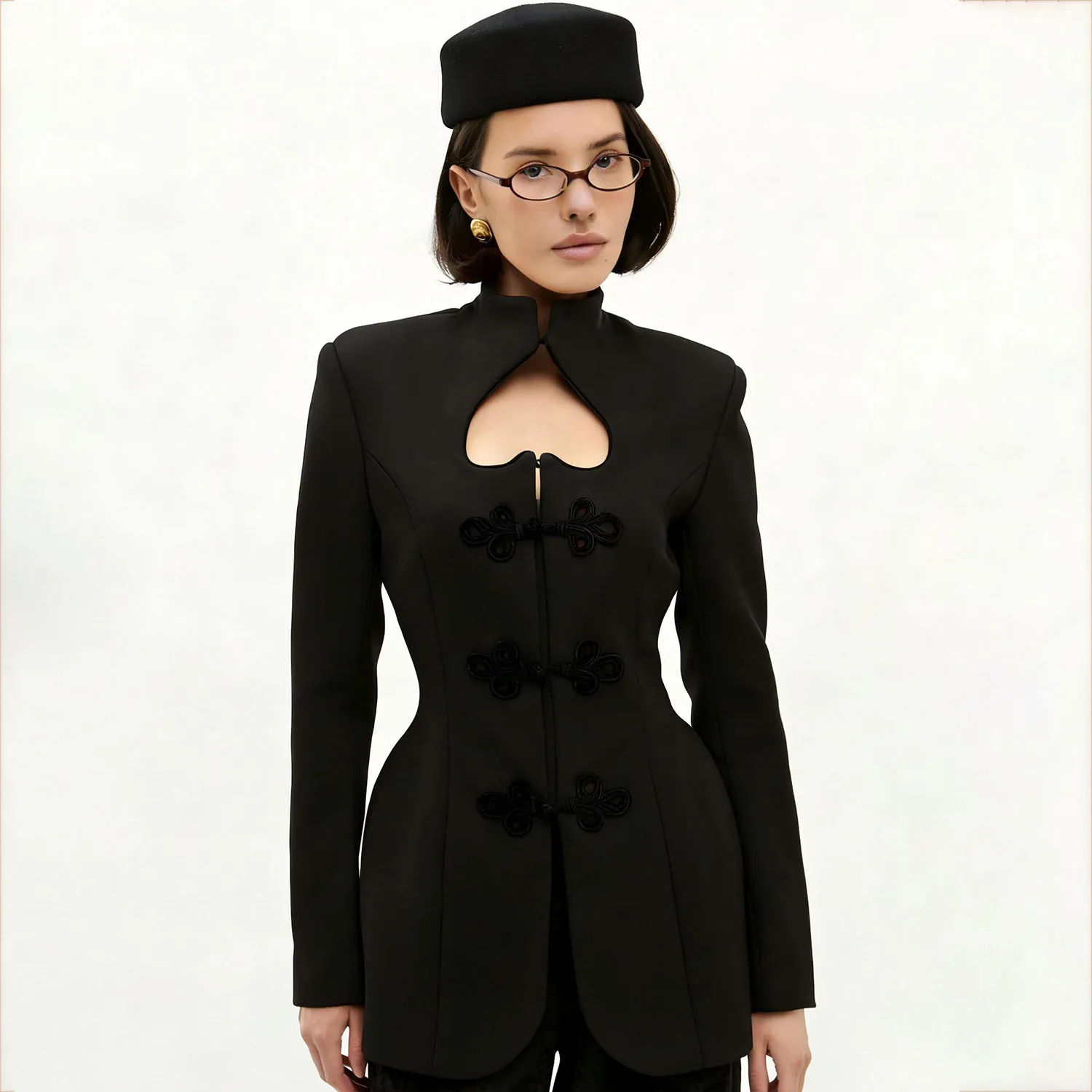 Элегантный восточный пиджак LIMO с прямым воротником, вырезом в форме перевернутого сердца и китайскими застежками.
Элегантный восточный пиджак LIMO с прямым воротником, вырезом в форме перевернутого сердца и китайскими застежками.