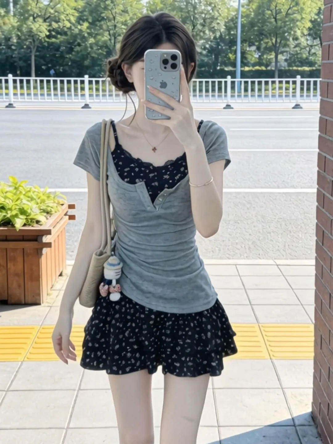 Blue Floral Print Halter Dress Women's Summer Fashion Set High Waist Short Skirt Ensemble Breathable V-Neck Sleeveless Gown
Blue Floral Print Halter Dress Women's Summer Fashion Set High Waist Short Skirt Ensemble Breathable V-Neck Sleeveless Gown