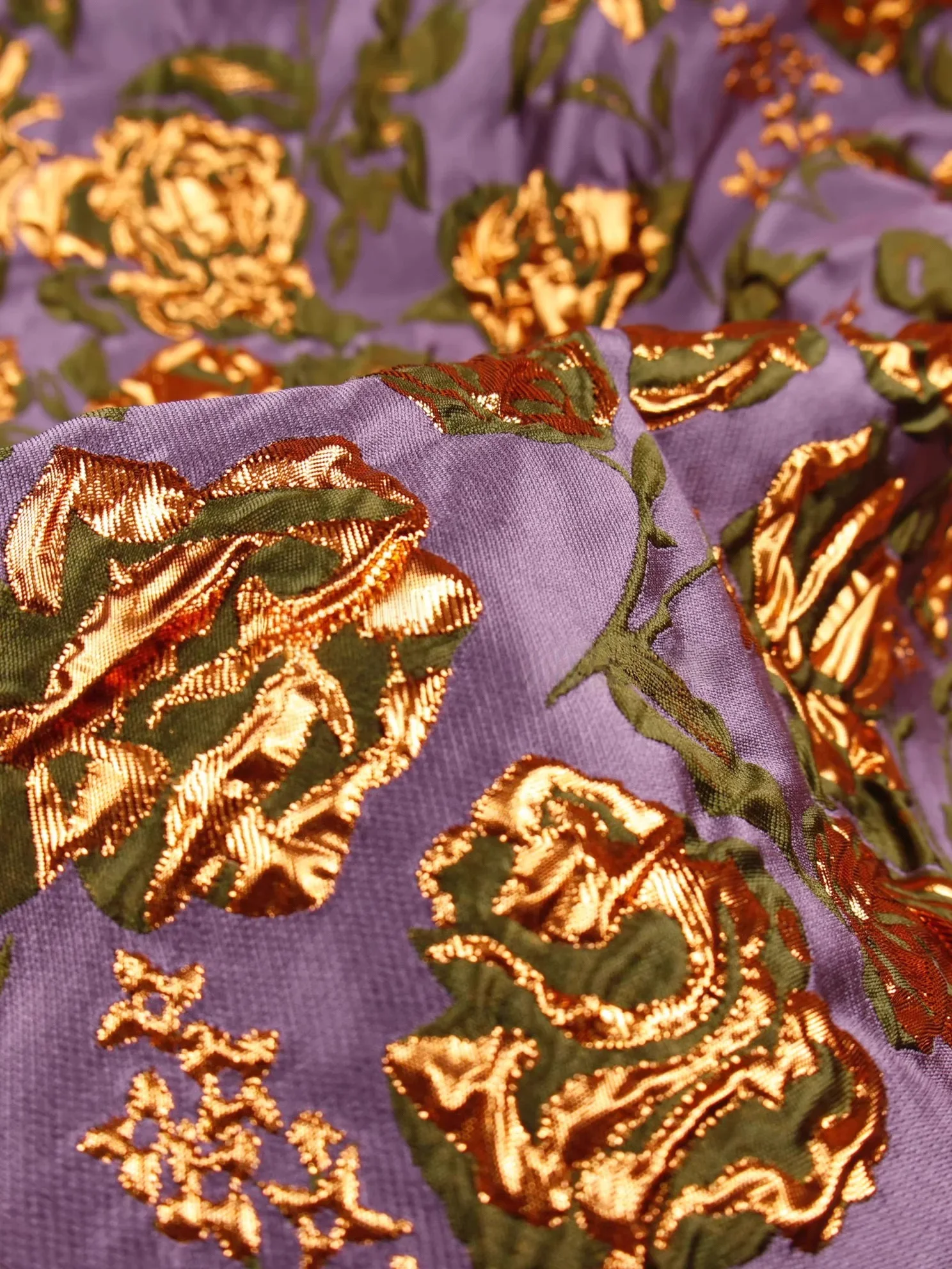 Glossy and stiff silhouette retro purple and gold flower relief jacquard fabric spring and summer skirt designer fabric DIY
Glossy and stiff silhouette retro purple and gold flower relief jacquard fabric spring and summer skirt designer fabric DIY