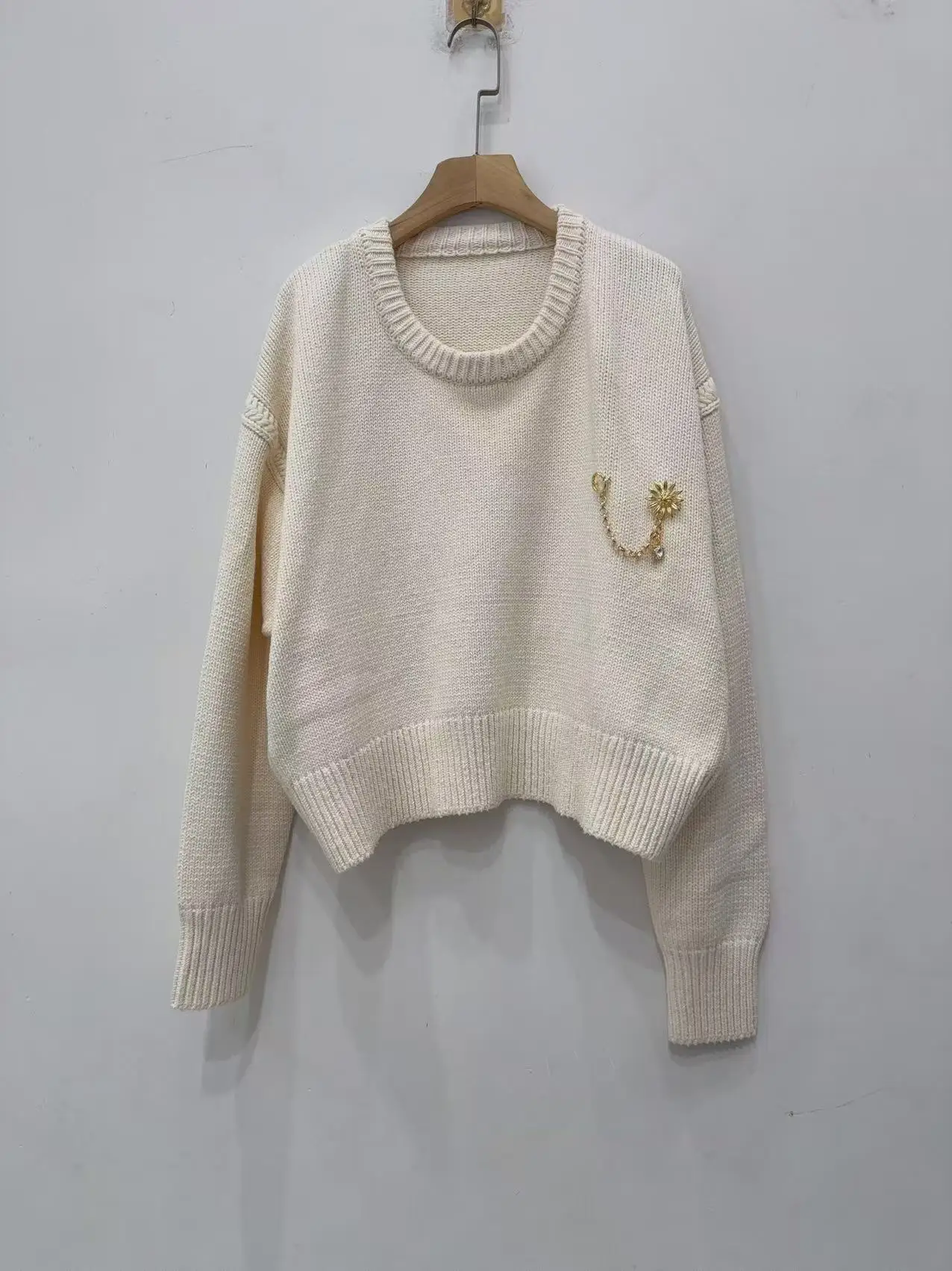 Women Long Sleeve Round Neck Knitted Top Loose And Oversized Shoulder Sleeves Three-Dimensional Decorative Sweater Pullover
Women Long Sleeve Round Neck Knitted Top Loose And Oversized Shoulder Sleeves Three-Dimensional Decorative Sweater Pullover