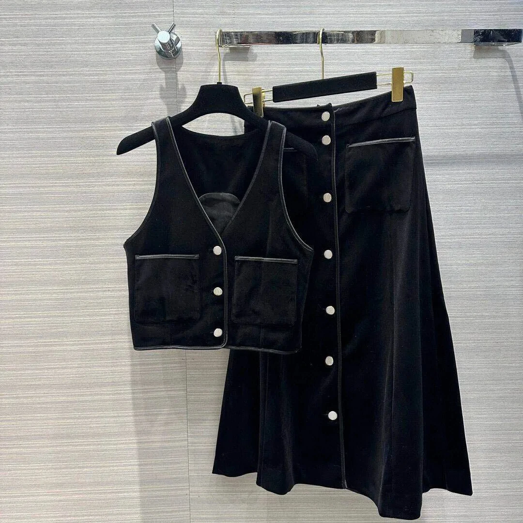 Elegant Lady Black Velvet Two Piece Set Dress Women O-neck Sleeveless Tank High Waist Single Breasted A-line Long Dresses
Elegant Lady Black Velvet Two Piece Set Dress Women O-neck Sleeveless Tank High Waist Single Breasted A-line Long Dresses