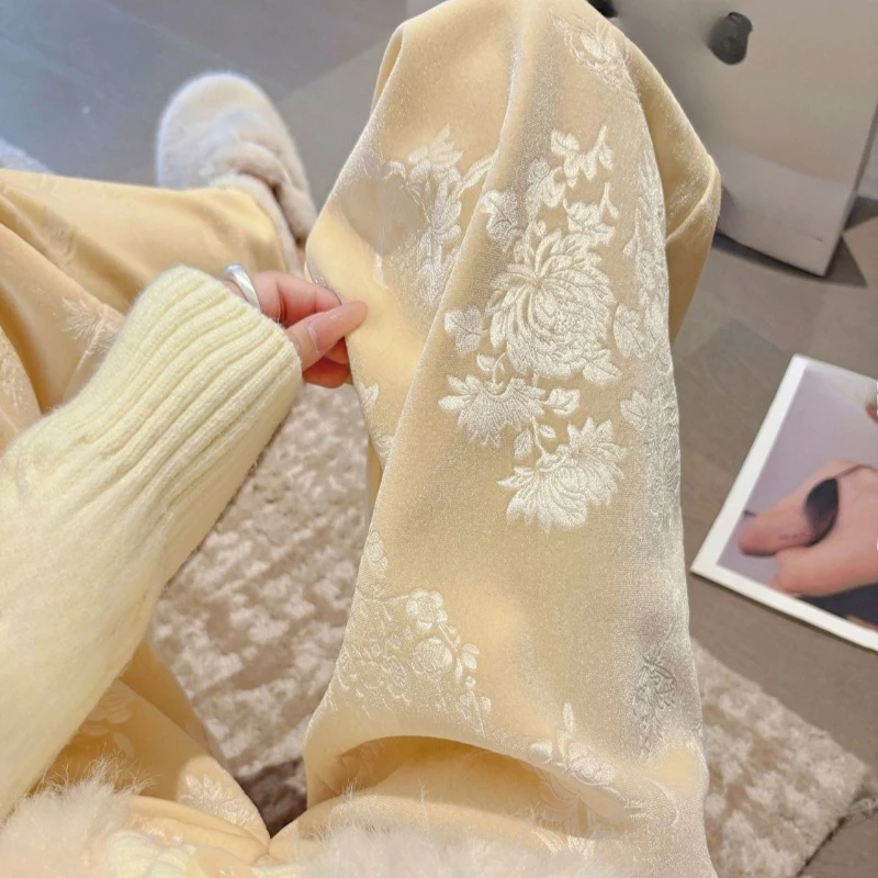 2026 Spring Fall Women Fur Patchwork Dobby Floral Yellow Wide Leg Velvet Pants , Woman Jacquard Velour Trousers
2026 Spring Fall Women Fur Patchwork Dobby Floral Yellow Wide Leg Velvet Pants , Woman Jacquard Velour Trousers