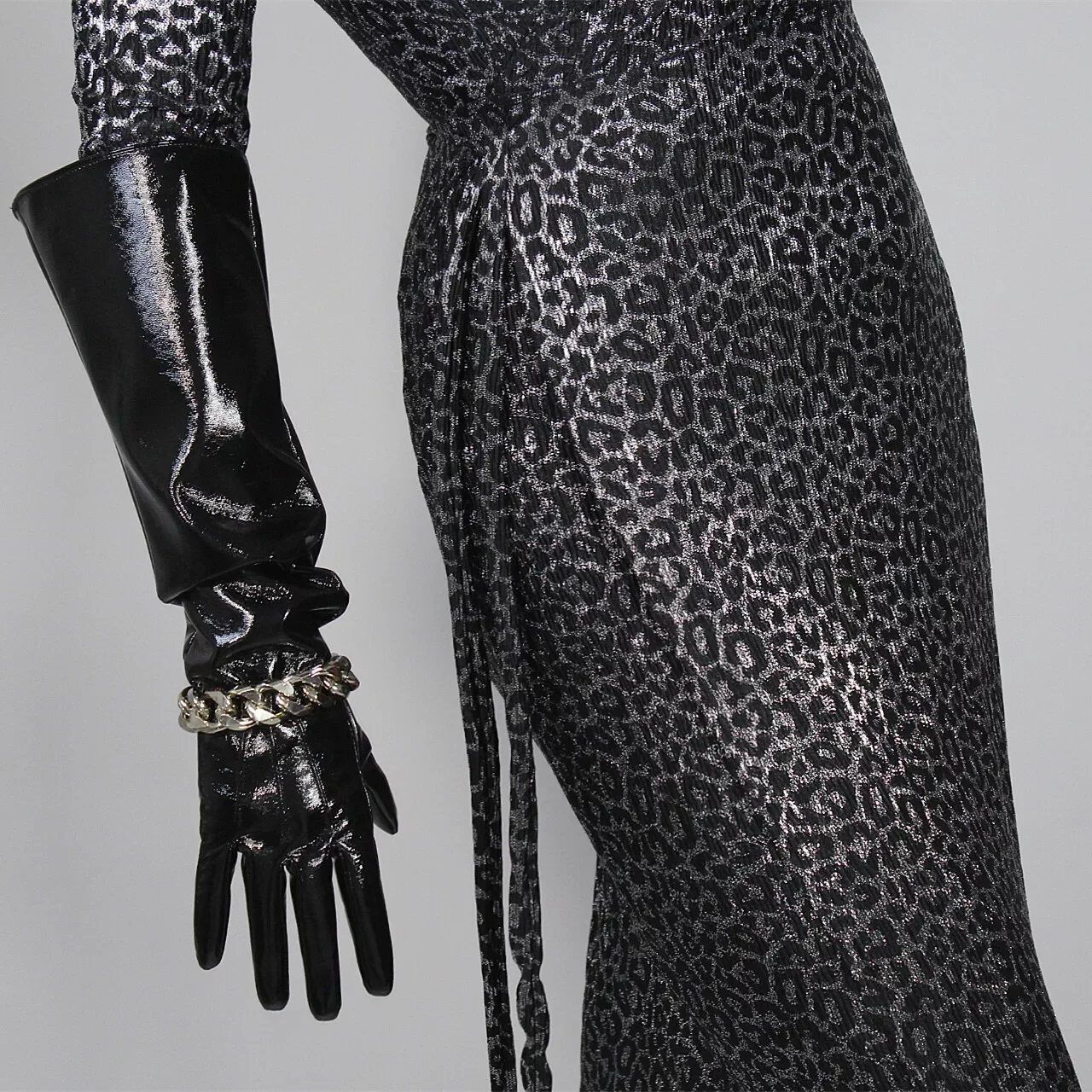 PATENT LONG GLOVES Black Faux Leather Elbow 20" 50cm L Silver Chain PUFF SLEEVES Evening Opera Halloween Cosplay Fashion Glove
PATENT LONG GLOVES Black Faux Leather Elbow 20" 50cm L Silver Chain PUFF SLEEVES Evening Opera Halloween Cosplay Fashion Glove