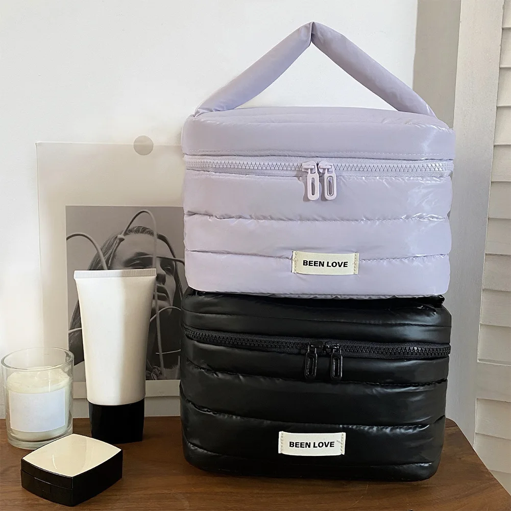 Стеганая дорожная сумка-органайзер с пышной подкладкой для женщин, косметичка для туалетных принадлежностей, большая вместимость с застежкой-молнией и ручкой
Стеганая дорожная сумка-органайзер с пышной подкладкой для женщин, косметичка для туалетных принадлежностей, большая вместимость с застежкой-молнией и ручкой