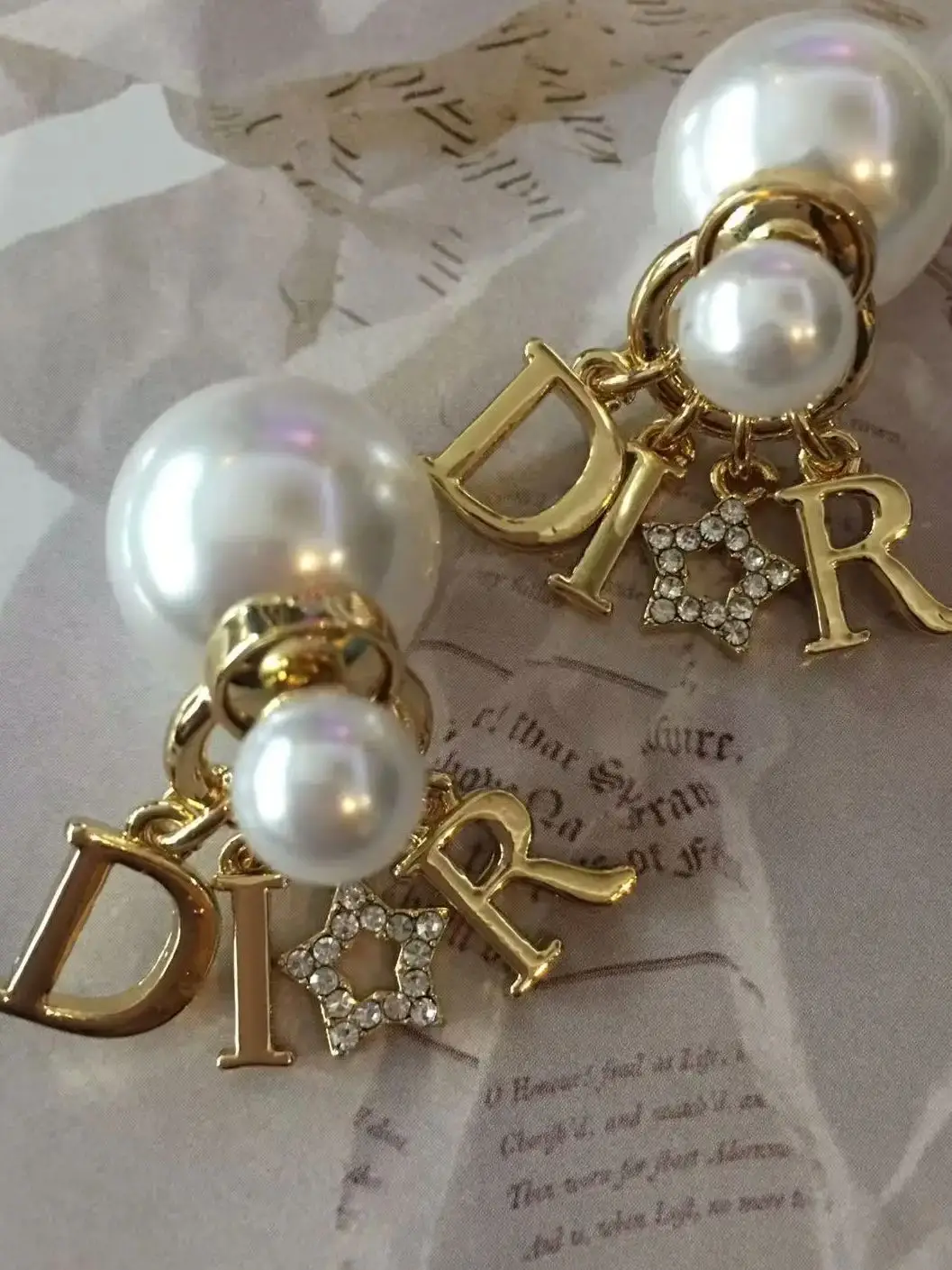 AB sidePopular luxury back and forth ear studs, high-end letter and star earrings, women's design-inspired creative earrings
AB sidePopular luxury back and forth ear studs, high-end letter and star earrings, women's design-inspired creative earrings