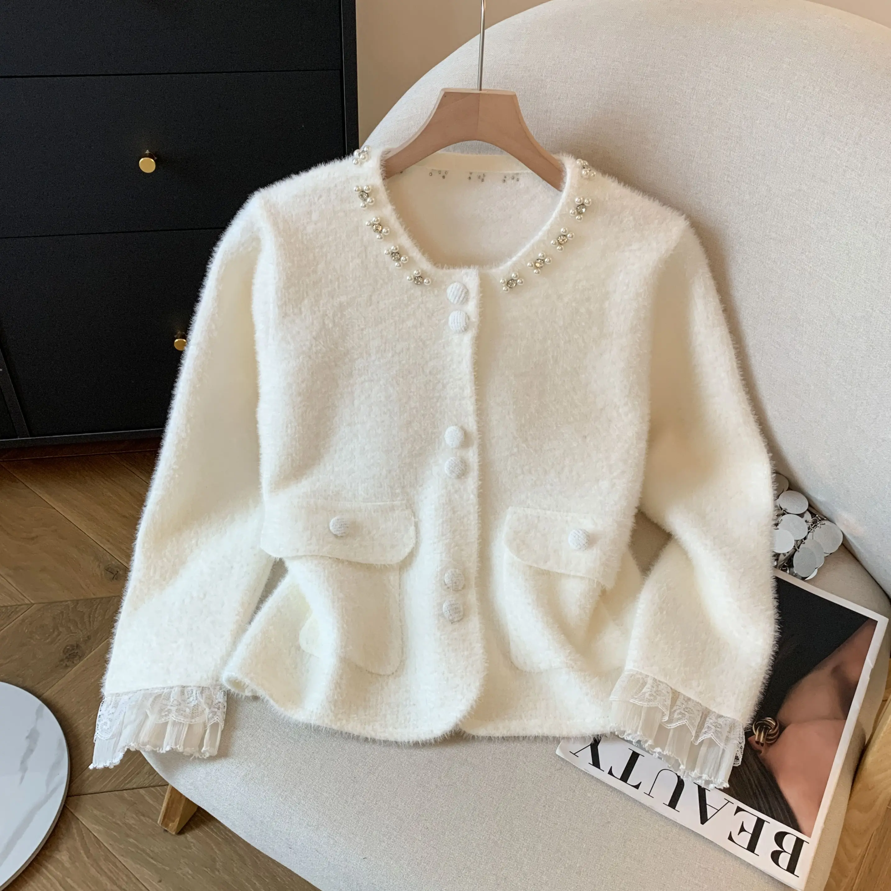 Thiened Pearl ort Jaet Кружевной пушистый открытый кардиган Белый вязаный свитер с вышивкой для поездок на работу
Thiened Pearl ort Jaet Кружевной пушистый открытый кардиган Белый вязаный свитер с вышивкой для поездок на работу