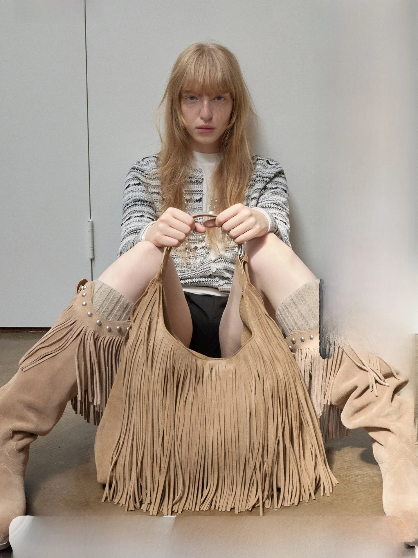 1JINN STUDIO Retro Suede Tassel Rivet Large Capacity Single Shoulder Bag Casual Simple Style Women's Bag Square Shape
1JINN STUDIO Retro Suede Tassel Rivet Large Capacity Single Shoulder Bag Casual Simple Style Women's Bag Square Shape