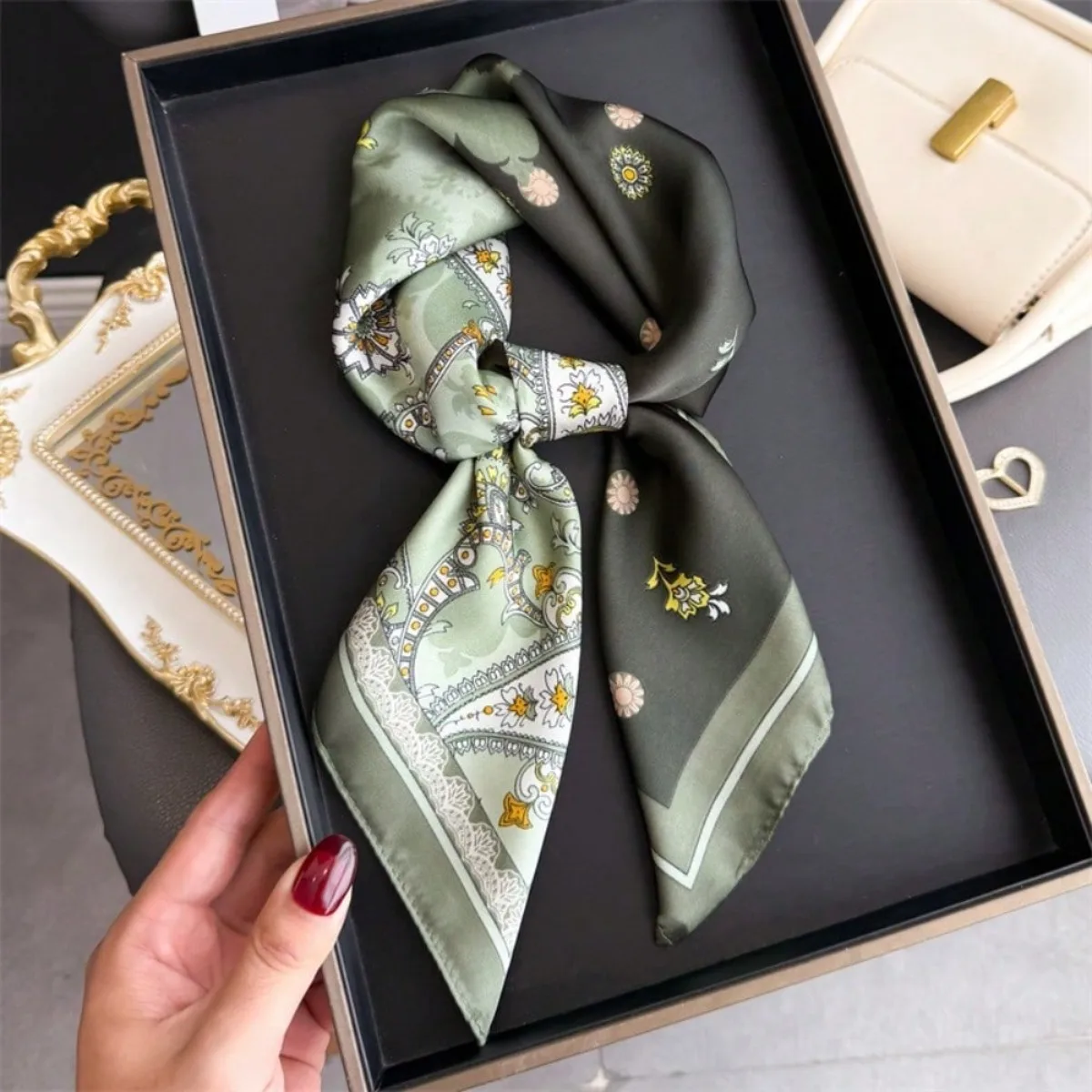 Women's Elegant Vintage Paisley Printed Satin Square Scarf – Lightweight Faux Silk Bandana for Spring & Summer Daily Wear
Women's Elegant Vintage Paisley Printed Satin Square Scarf – Lightweight Faux Silk Bandana for Spring & Summer Daily Wear