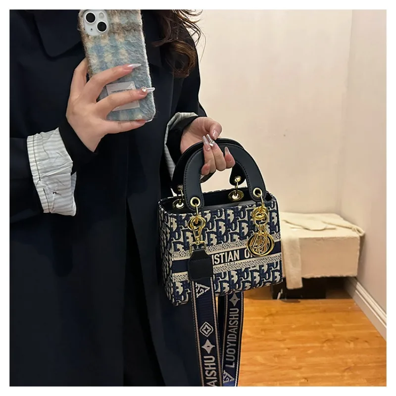 Women's handbag 2026 new high-end texture light luxury diagonal cross bag
Women's handbag 2026 new high-end texture light luxury diagonal cross bag