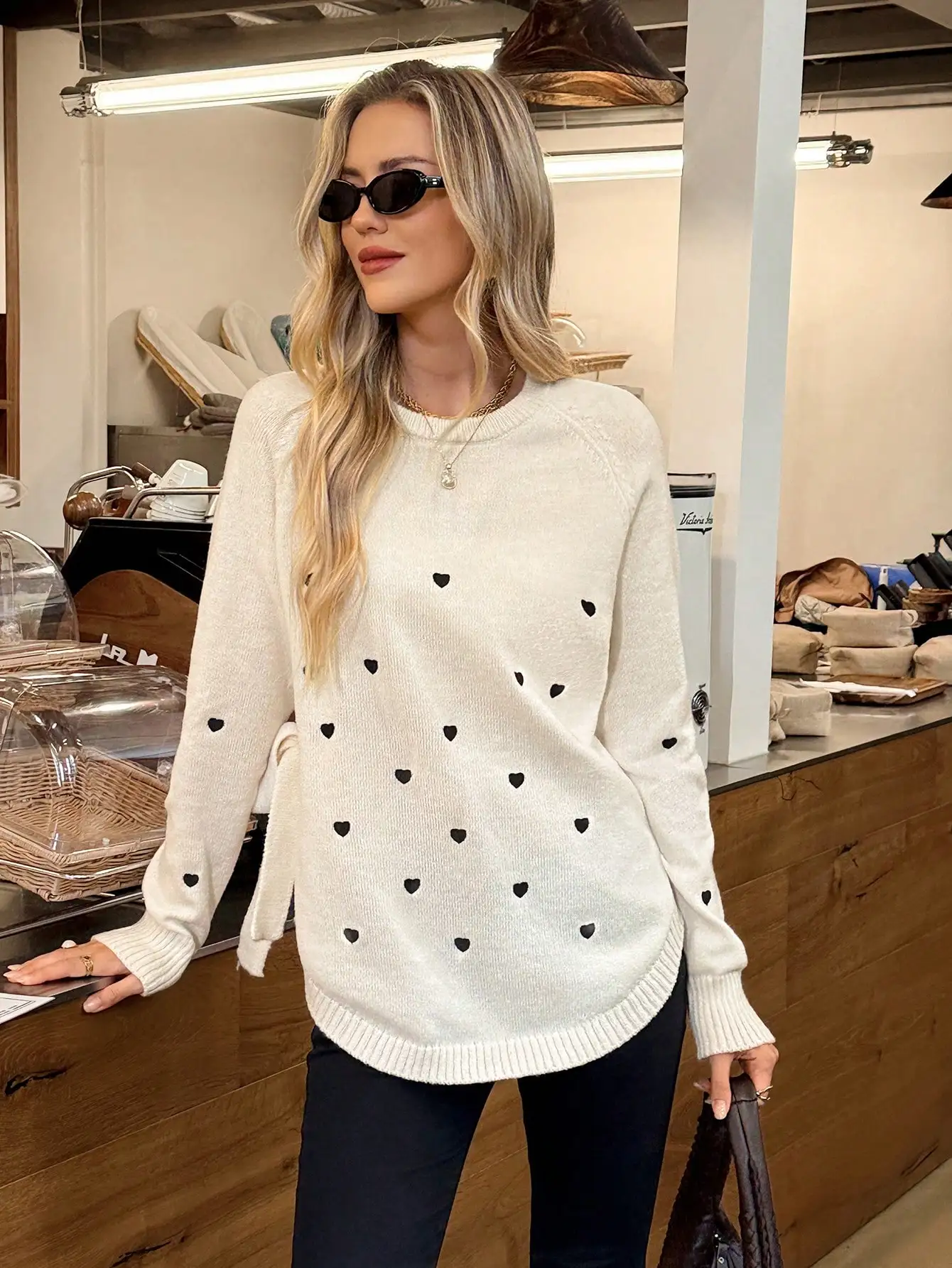 Женский повседневный свитер с круглым вырезом, рукавами реглан, длинными рукавами, узором в виде сердец и завязками по бокам для осени и зимы
Женский повседневный свитер с круглым вырезом, рукавами реглан, длинными рукавами, узором в виде сердец и завязками по бокам для осени и зимы