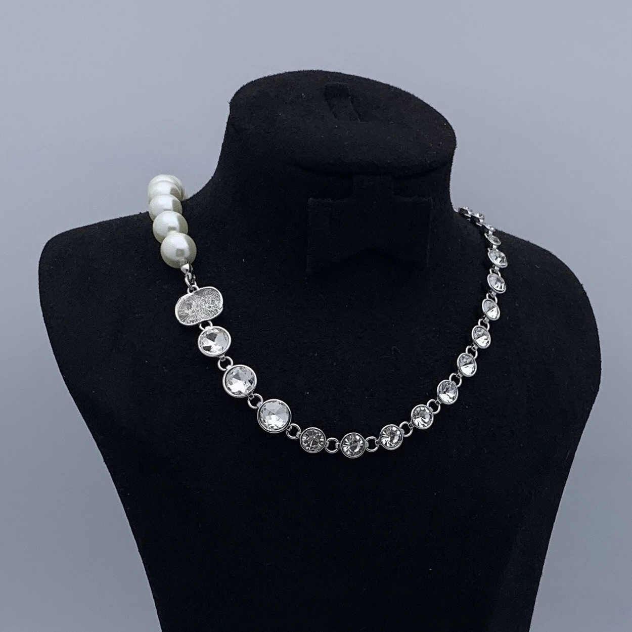 Женское модное новое ожерелье с буквенным жемчугом и бриллиантами и кисточками 2025г 
Женское модное новое ожерелье с буквенным жемчугом и бриллиантами и кисточками 2025г