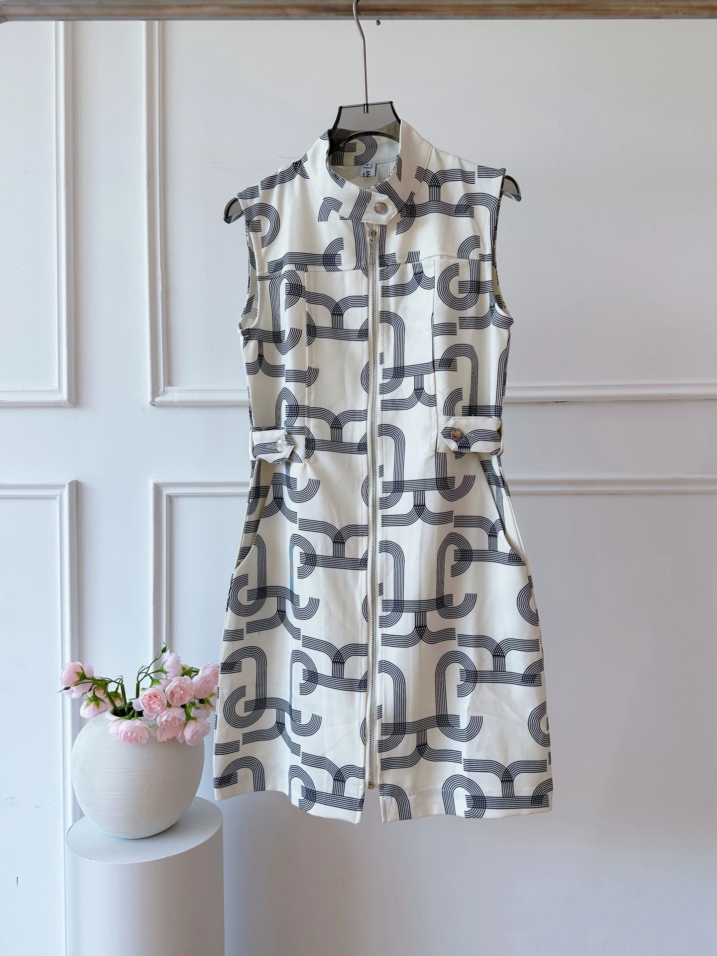 Elegant Zipper Sleeveless Dress Geometric Chain Design Casual Style Women's Fashion Summer Dress Soft Polyester Fabric Straig...
Elegant Zipper Sleeveless Dress Geometric Chain Design Casual Style Women's Fashion Summer Dress Soft Polyester Fabric Straig...