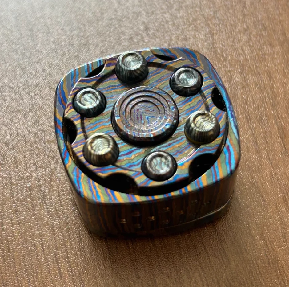 Used EDC 42cosmo Game of Life and Death zircuti fidget spinner metal decompression toy
Used EDC 42cosmo Game of Life and Death zircuti fidget spinner metal decompression toy