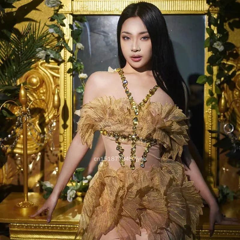 Fashionable high-end champagne gold sparkling diamond hanging neck sleeveless wing blade design elegant short evening dress
Fashionable high-end champagne gold sparkling diamond hanging neck sleeveless wing blade design elegant short evening dress