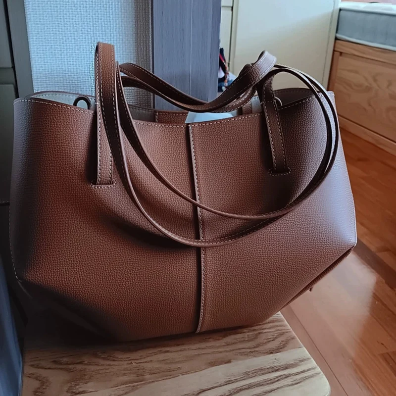 New barrel-shaped handbag for fashionable ladies, wing-shaped single-shoulder wing bag, and new tote bag for shopping
New barrel-shaped handbag for fashionable ladies, wing-shaped single-shoulder wing bag, and new tote bag for shopping