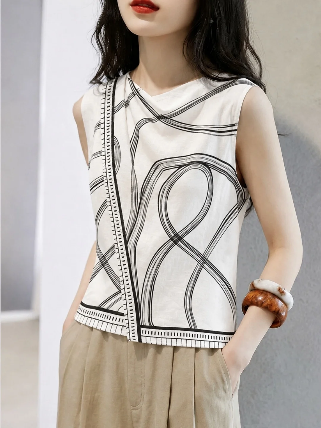 New Summer Commuter Women's Sleeveless Vest Design Sensation Color Block Trendy Top Korean Style Straight Cut Silk Material
New Summer Commuter Women's Sleeveless Vest Design Sensation Color Block Trendy Top Korean Style Straight Cut Silk Material