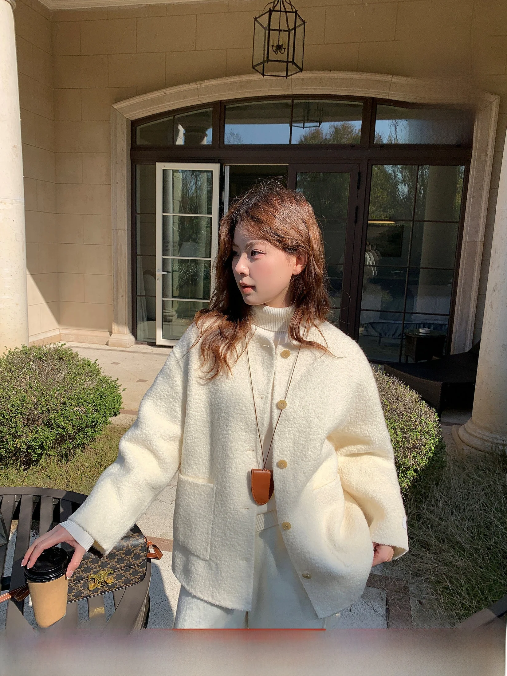 Double-Faced Woolen round Ne Coat by Li Xiaoa in White Plu for Women Winter 2025 New Sle Plump Faionable Jaet
Double-Faced Woolen round Ne Coat by Li Xiaoa in White Plu for Women Winter 2025 New Sle Plump Faionable Jaet