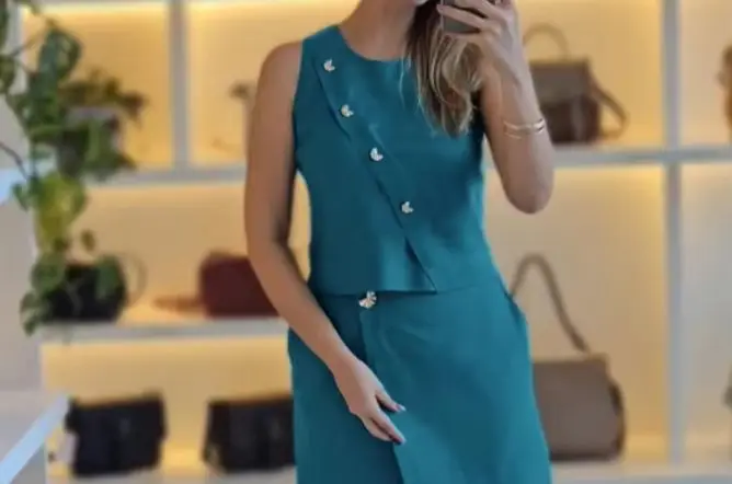 Two Piece Set Women Outfit 2025 Summer New Round Neck Sleeveless Button Top & High Waist Casual Pocket Design Slit Skirt Sets
Two Piece Set Women Outfit 2025 Summer New Round Neck Sleeveless Button Top & High Waist Casual Pocket Design Slit Skirt Sets