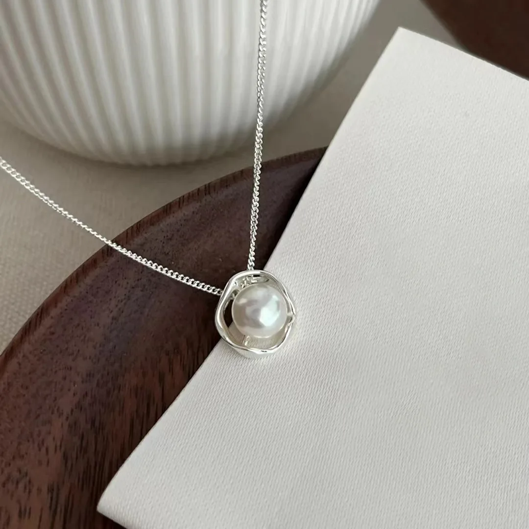 Minimalist Pearl Pendant Necklace – Sterling Silver Frame with Classic White Pearl
Minimalist Pearl Pendant Necklace – Sterling Silver Frame with Classic White Pearl