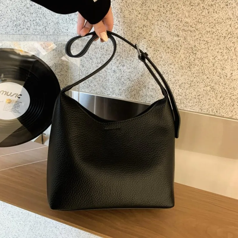 Premium Leather Women Diaper Bag Casual Simple Vintage Classic Elegant Trendy Design Daily Use Bag
Premium Leather Women Diaper Bag Casual Simple Vintage Classic Elegant Trendy Design Daily Use Bag