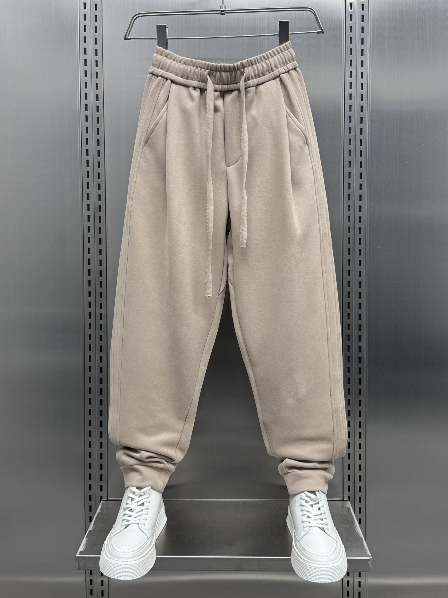 Мужские повседневные брюки свободного кроя, осенне-зимние, новые, в стиле Харадзюку, с эластичным поясом, спортивные штаны для подростков, модные
Мужские повседневные брюки свободного кроя, осенне-зимние, новые, в стиле Харадзюку, с эластичным поясом, спортивные штаны для подростков, модные