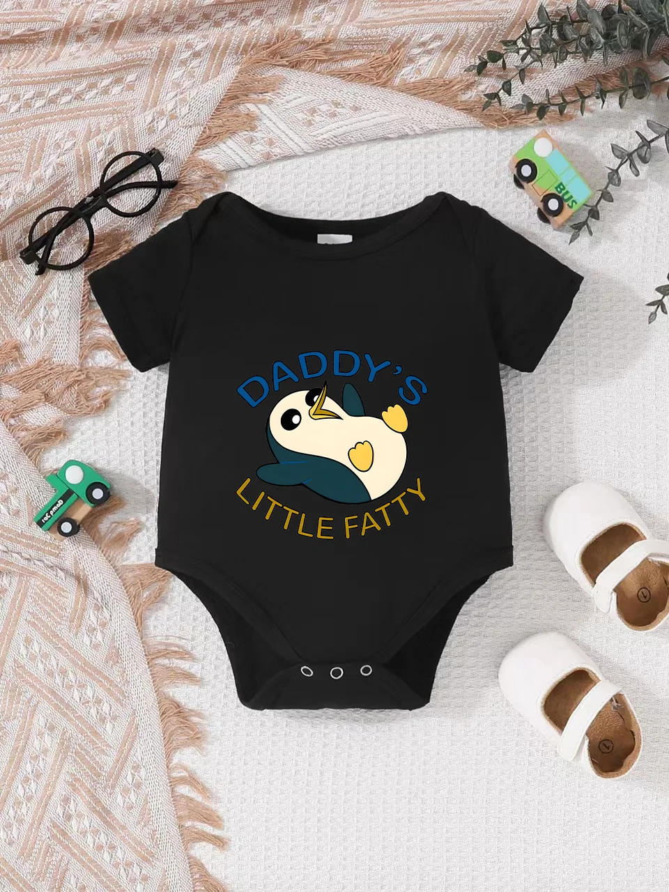 Playful letter-printed baby short-sleeve triangle bodysuit. Button closure for easy dressing
Playful letter-printed baby short-sleeve triangle bodysuit. Button closure for easy dressing