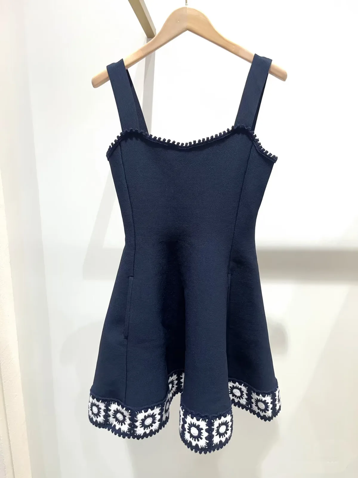 Elegant Short A-Line Vest Dress with Embroidered Floral Motifs And Waist-Cinching Design High-End Version of European Style W...
Elegant Short A-Line Vest Dress with Embroidered Floral Motifs And Waist-Cinching Design High-End Version of European Style W...