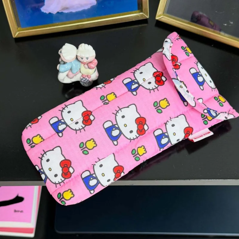 Sanrio Hello Kitty, корейская эквивалентная сумка для хранения солнцезащитных очков, хлопковая подкладка с героями мультфильмов, магнитная пряжка, защитный чехол для очков 
Sanrio Hello Kitty, корейская эквивалентная сумка для хранения солнцезащитных очков, хлопковая подкладка с героями мультфильмов, магнитная пряжка, защитный чехол для очков