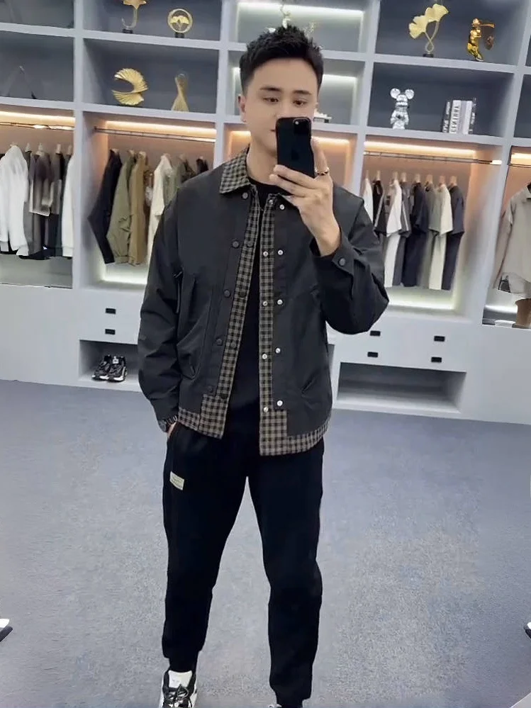 Новая весенне-осенняя клетчатая лоскутная мужская повседневная рабочая одежда с воротником-стойкой Jaet Faionable на молнии, украшенная облегающим кроем...
Новая весенне-осенняя клетчатая лоскутная мужская повседневная рабочая одежда с воротником-стойкой Jaet Faionable на молнии, украшенная облегающим кроем...