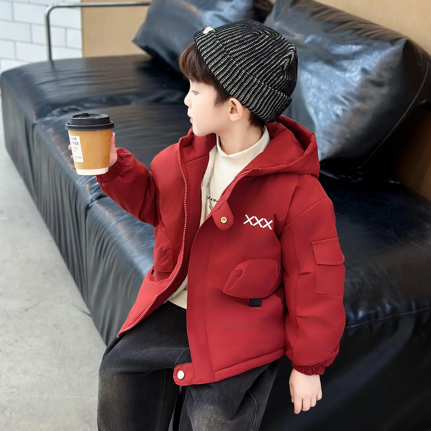 Утепленная флисовая осенне-зимняя куртка с капюшоном для мальчиков, модная хлопковая водонепроницаемая молодежная куртка стандартного кроя
Утепленная флисовая осенне-зимняя куртка с капюшоном для мальчиков, модная хлопковая водонепроницаемая молодежная куртка стандартного кроя