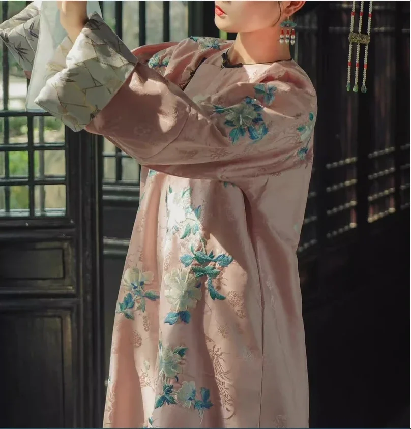 Qing Dynasty and Han Dynasty palace style embroidered round-neck imperial concubine cheongsam Chinese-style long gown
Qing Dynasty and Han Dynasty palace style embroidered round-neck imperial concubine cheongsam Chinese-style long gown