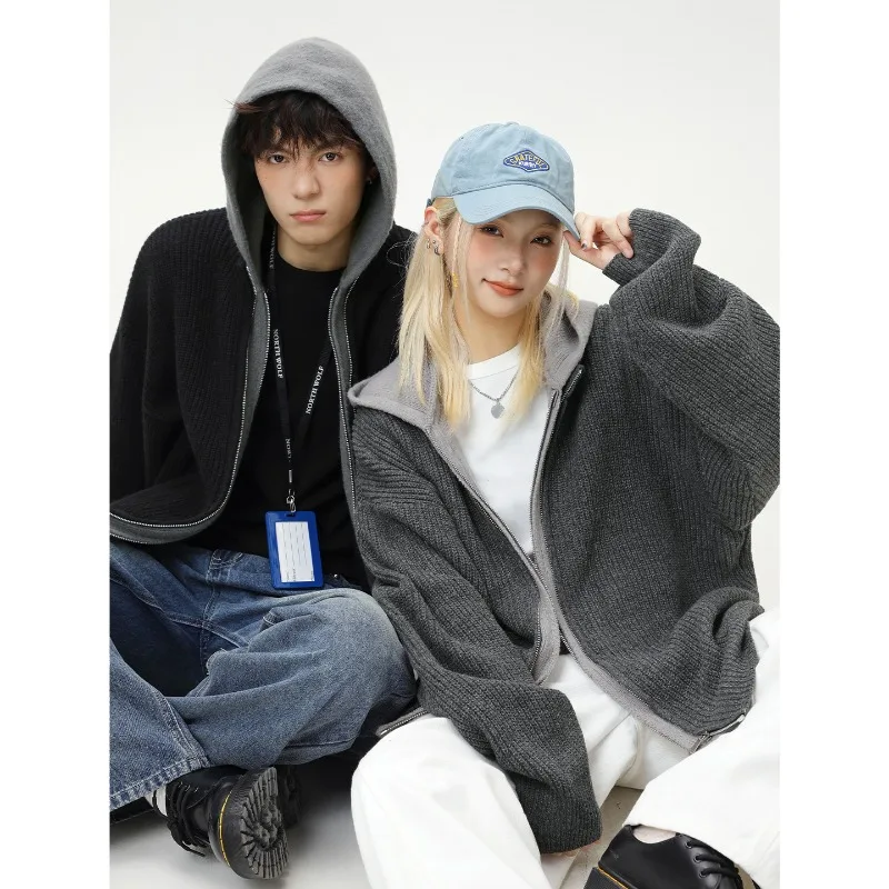 Design Faux Two-Piece Cardigan Hooded Sweater Autumn Winter Retro Trend Couple Knitwear Jacket Mens Cardigans Patchwork Coat
Design Faux Two-Piece Cardigan Hooded Sweater Autumn Winter Retro Trend Couple Knitwear Jacket Mens Cardigans Patchwork Coat